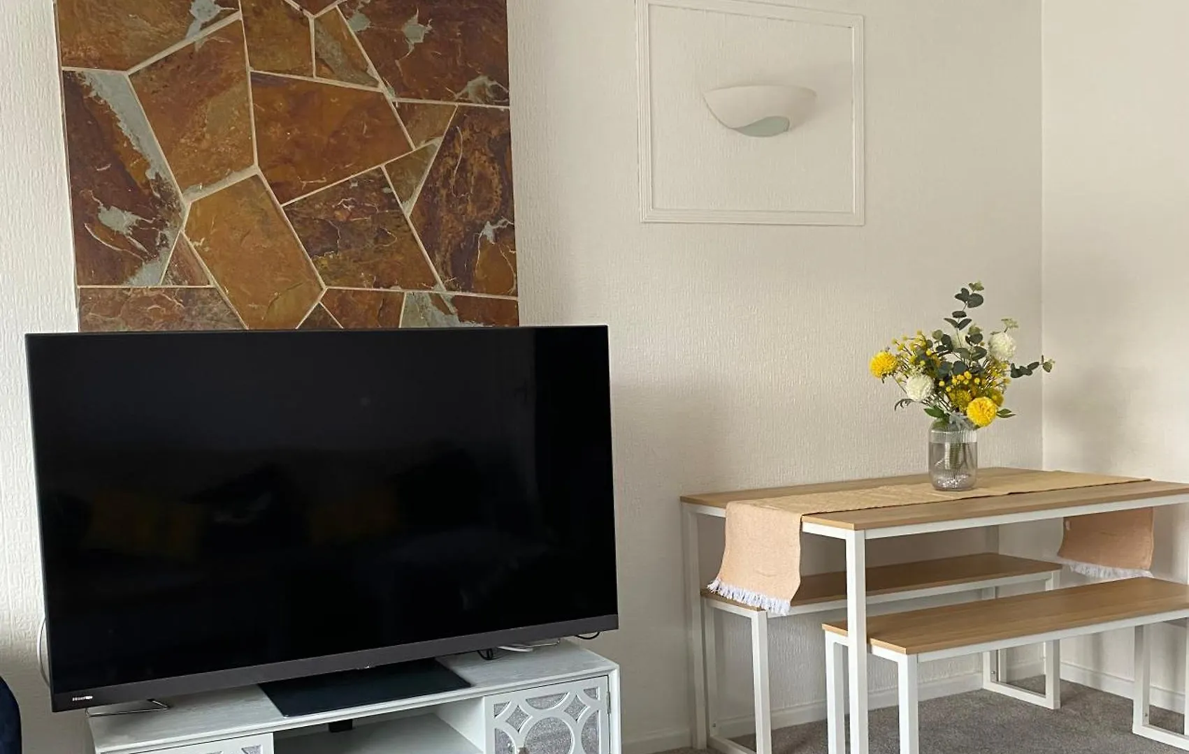Spacious 2 Bed Village Flat Sleeps 4/6 Nottingham 0*,  United Kingdom