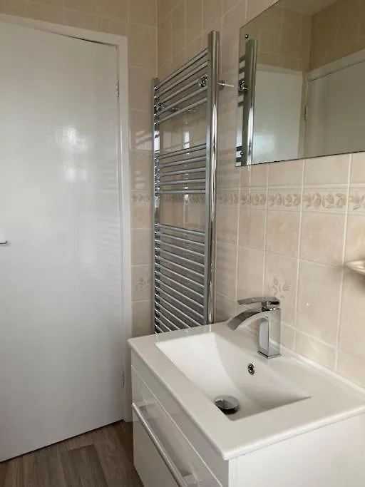 Spacious 2 Bed Village Flat Sleeps 4/6 Nottingham 0*,  United Kingdom