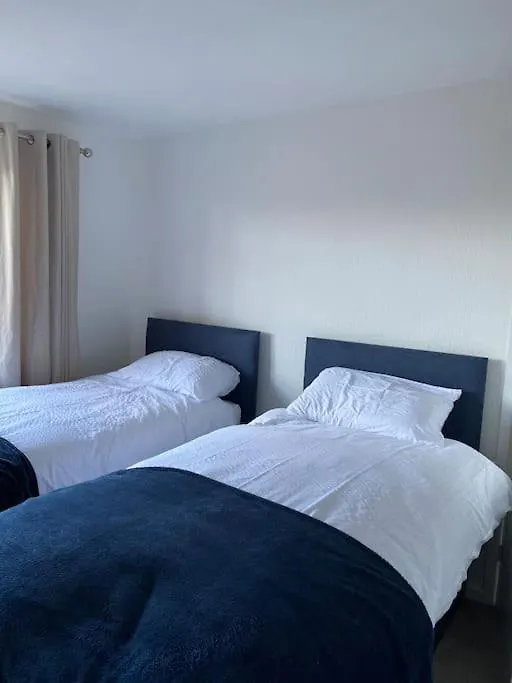 Spacious 2 Bed Village Flat Sleeps 4/6 Nottingham